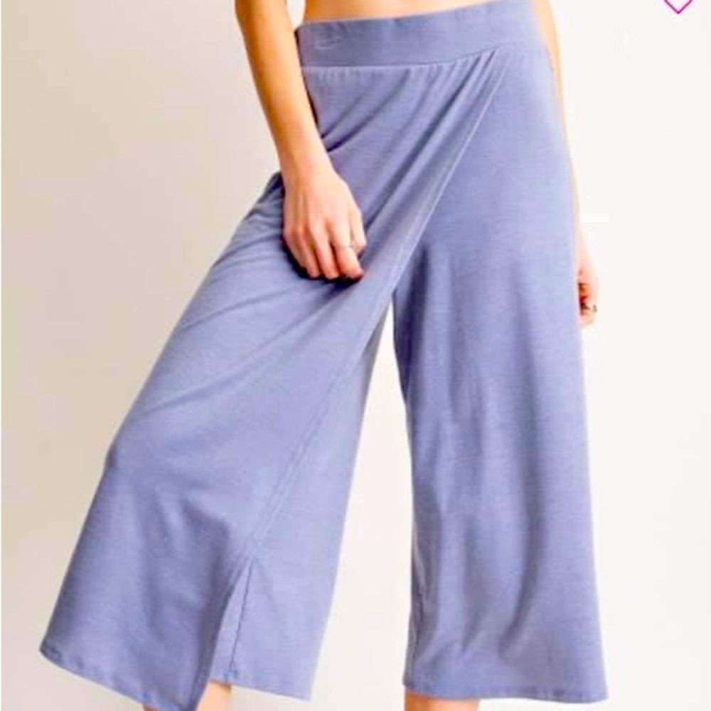 Large Easel Capris